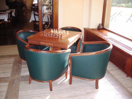 Šachový a karetní stolek California